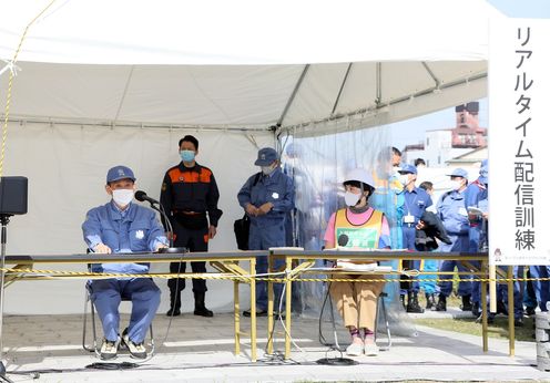 Photograph of the Prime Minister participating in a real-time broadcasting drill (3)