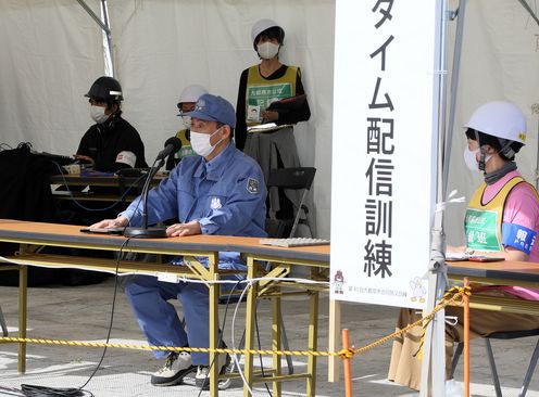 Photograph of the Prime Minister participating in a real-time broadcasting drill (4)