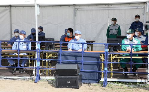 Photograph of the Prime Minister observing a firefighting drill (2)