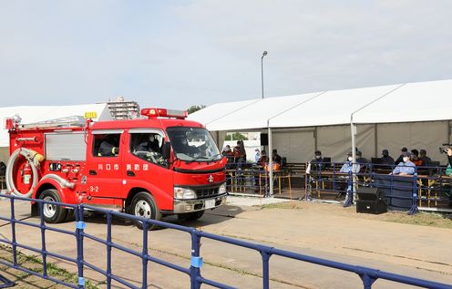 Photograph of the Prime Minister observing a firefighting drill (3)