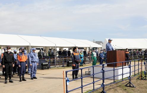 Photograph of the Prime Minister delivering an address during the joint disaster management drills by the nine municipalities in the Kanto region (3)