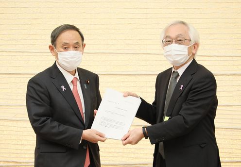 Photograph of the Prime Minister receiving the report (1)