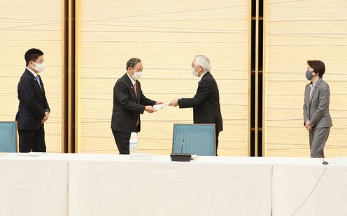 Photograph of the Prime Minister receiving the report (2)