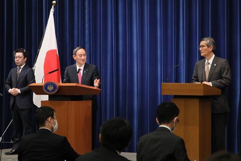 Photograph of the Prime Minister holding the press conference (5)