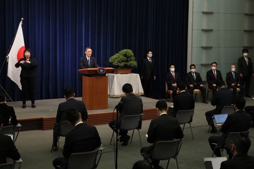 Photograph of the Prime Minister holding the press conference (3)