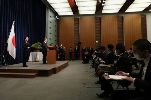 Photograph of the Prime Minister holding the press conference (2)