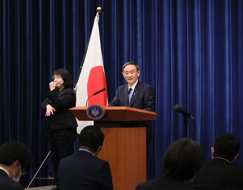 Photograph of the Prime Minister holding the press conference (4)