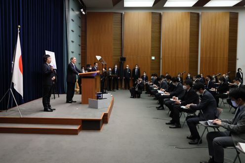 Photograph of the Prime Minister making a statement (2)