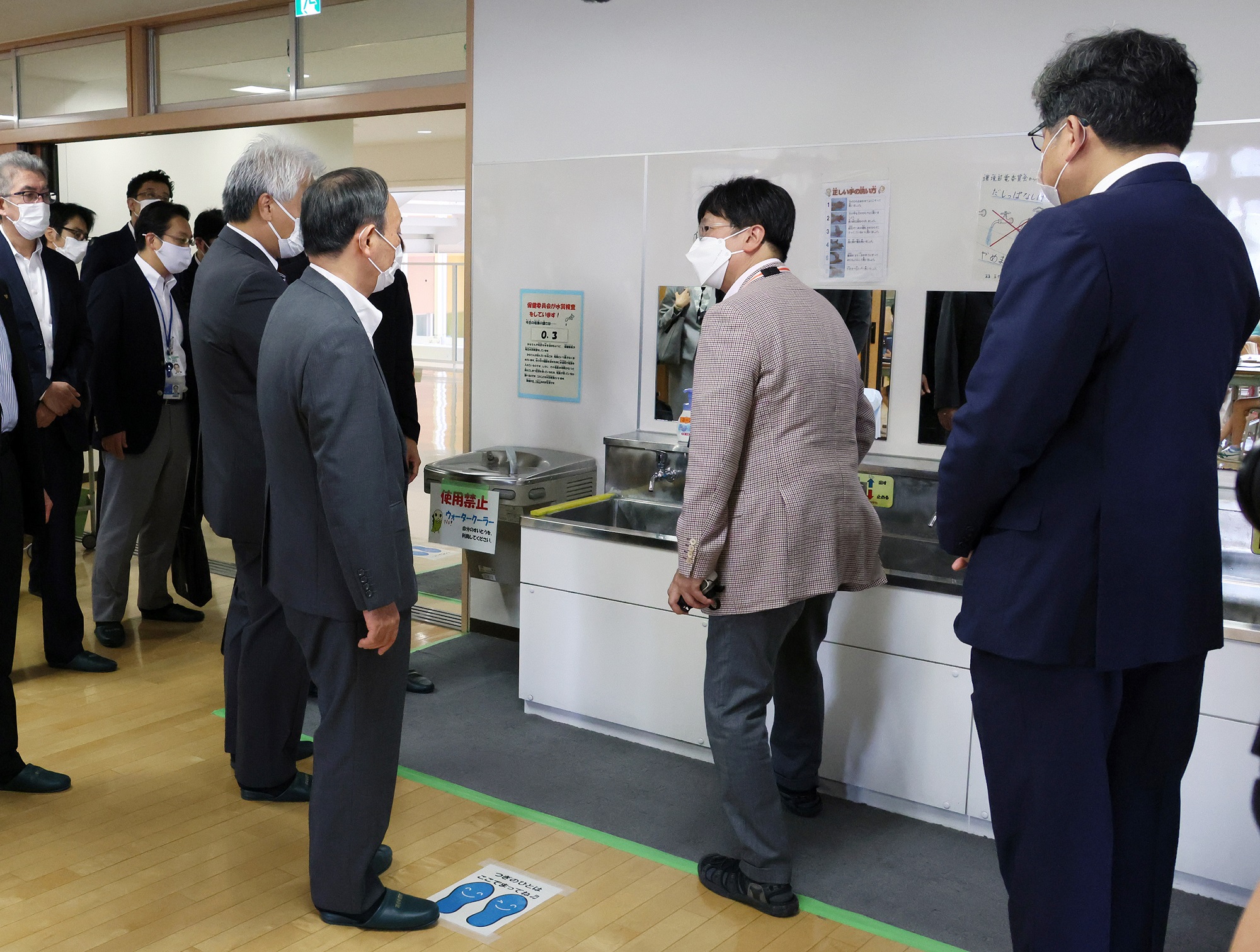 Photograph of the Prime Minister visiting the school (2)