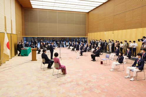 Photograph of the Prime Minister presenting a certificate of appreciation (1)