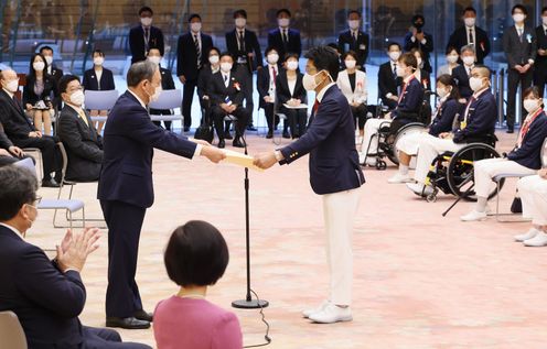 Photograph of the Prime Minister presenting a certificate of appreciation (2)