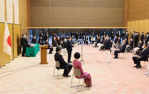 Photograph of the Prime Minister presenting a certificate of appreciation (3)