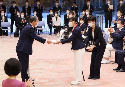 Photograph of the Prime Minister presenting a commemorative gift (2)