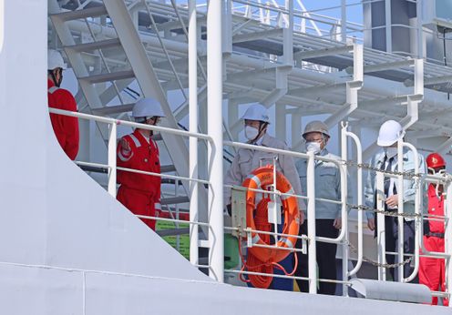 Photograph of the Prime Minister inspecting a liquefied hydrogen carrier at a liquefied hydrogen cargo handling demonstration terminal