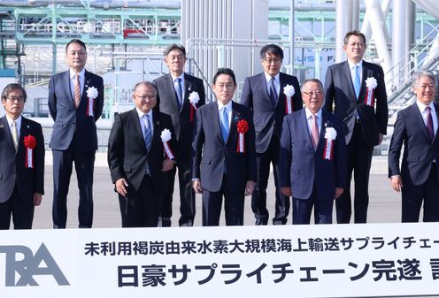 Photograph of the Prime Minister attending a ceremony to mark the completion of a demonstration test for developing a Japan-Australia hydrogen supply chain (1)