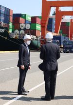 Photograph of the Prime Minister visiting the container terminal of Kobe Port (1)
