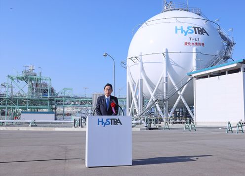 Photograph of the Prime Minister attending a ceremony to mark the completion of a demonstration test for developing a Japan-Australia hydrogen supply chain (3)