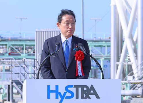 Photograph of the Prime Minister attending a ceremony to mark the completion of a demonstration test for developing a Japan-Australia hydrogen supply chain (4)
