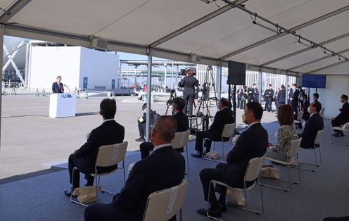 Photograph of the Prime Minister attending a ceremony to mark the completion of a demonstration test for developing a Japan-Australia hydrogen supply chain (5)