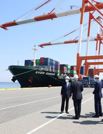 Photograph of the Prime Minister visiting the container terminal of Kobe Port (2)