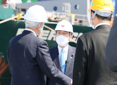 Photograph of the Prime Minister visiting the container terminal of Kobe Port (3)