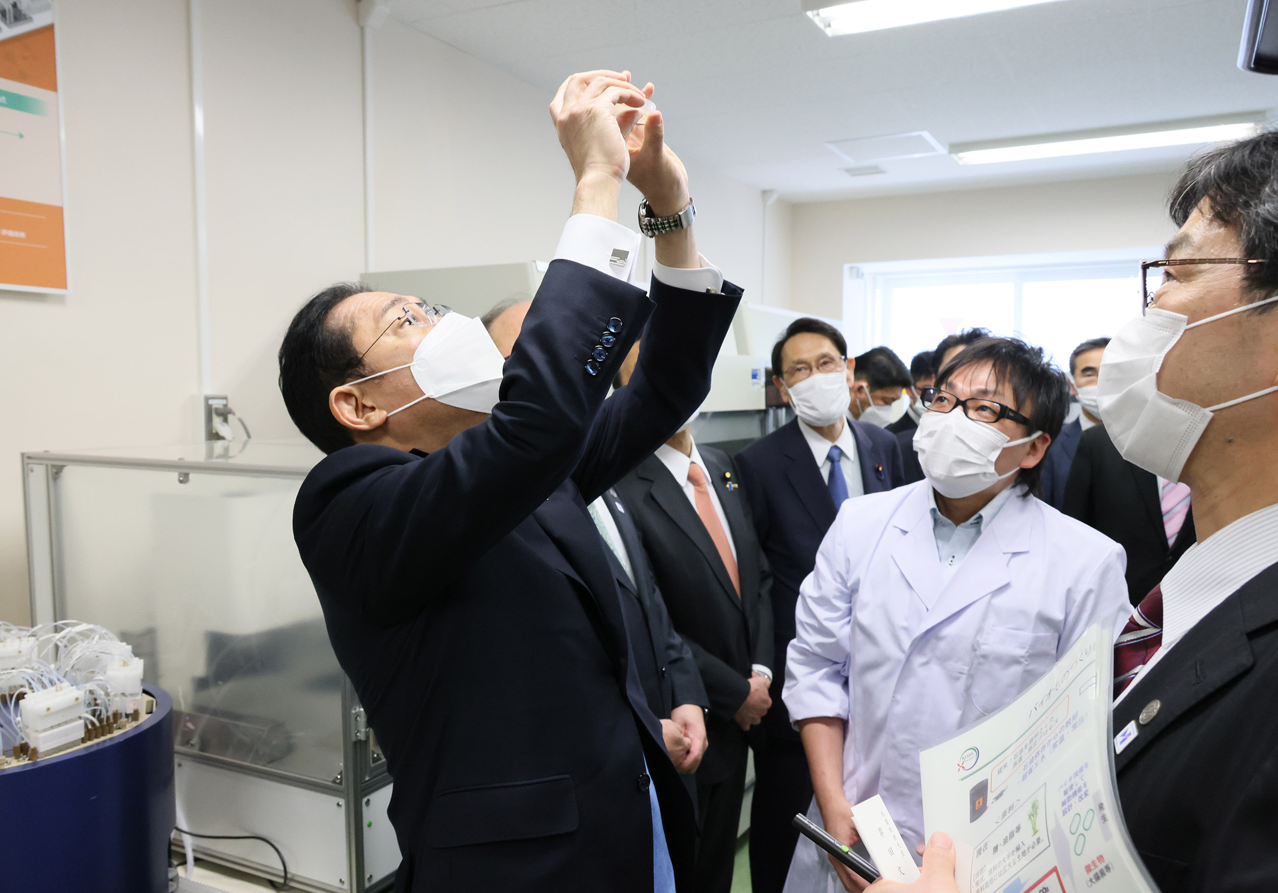 Photograph of the Prime Minister visiting the Integrated Research Center of Kobe University (2)