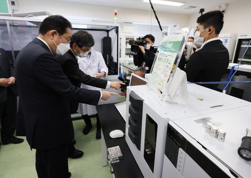 Photograph of the Prime Minister visiting the Integrated Research Center of Kobe University (3)