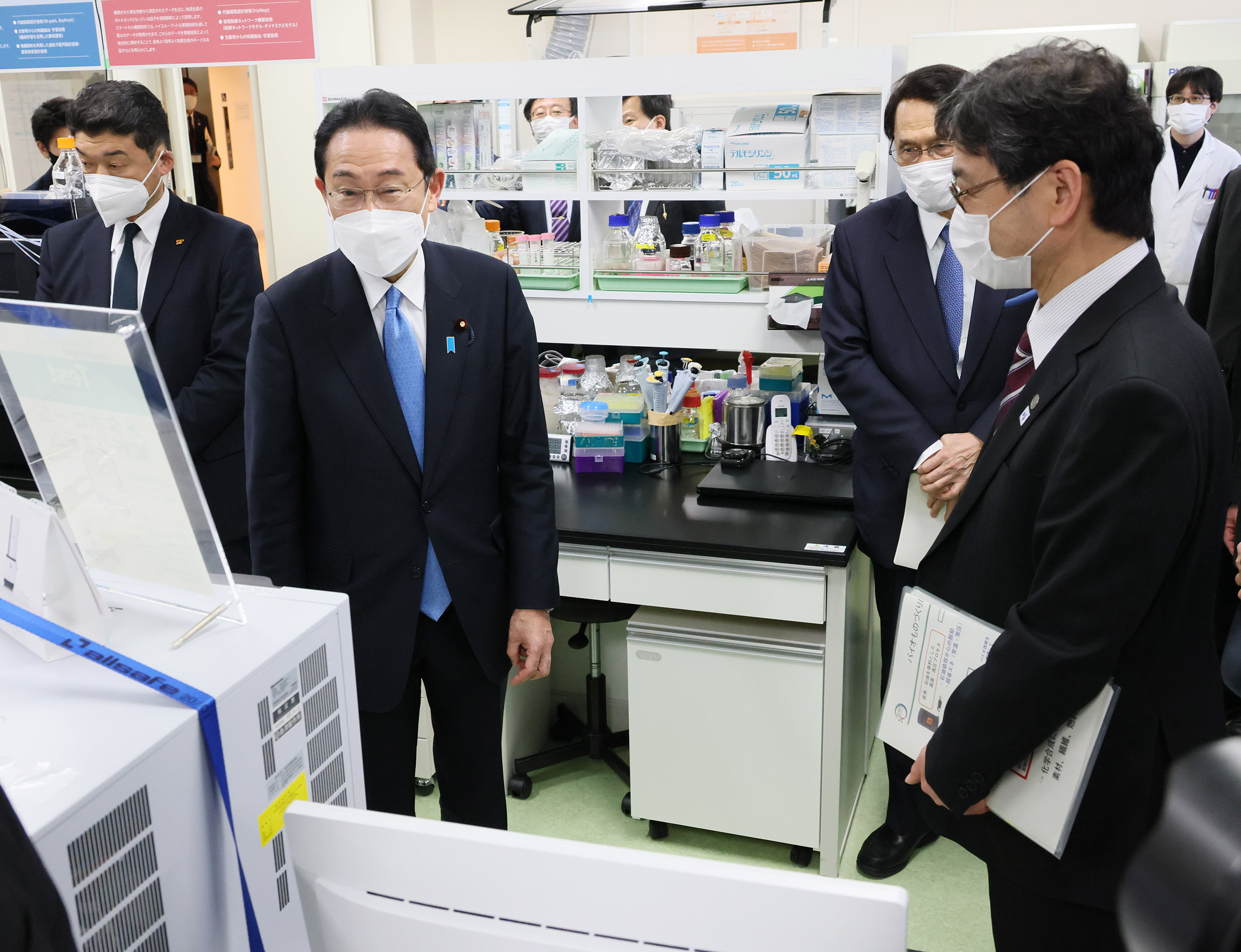 Photograph of the Prime Minister visiting the Integrated Research Center of Kobe University (4)