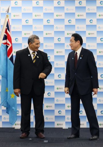 Japan-Tuvalu Summit Meeting (2)