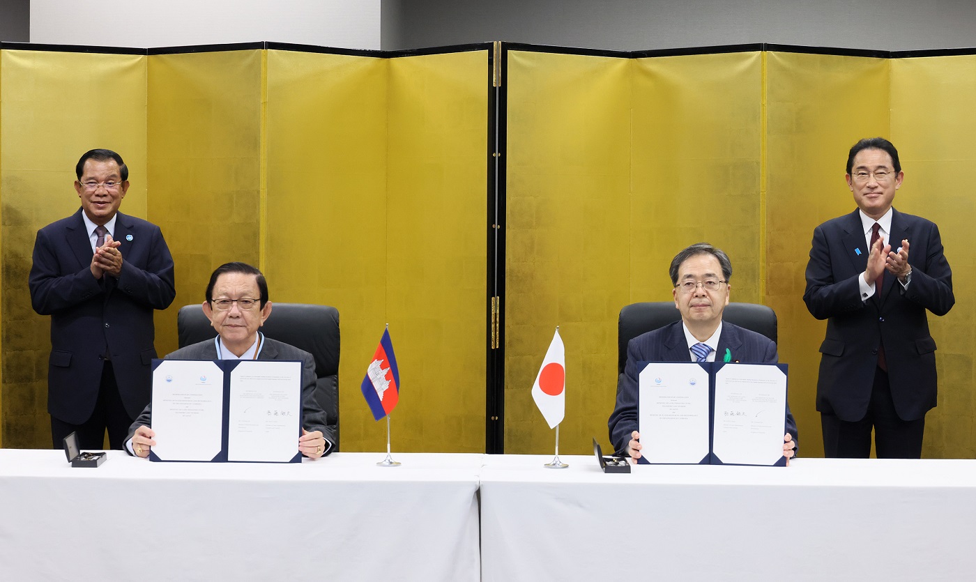 Signing ceremony with Cambodia (2)