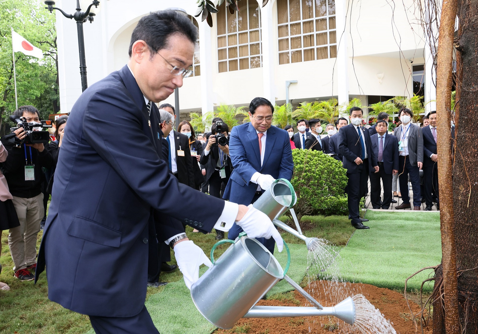 Photograph of a tree planting ceremony (2)