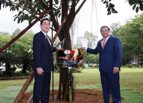 Photograph of a tree planting ceremony (3)