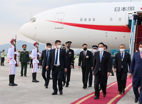 Photograph of the Prime Minister arriving in Viet Nam