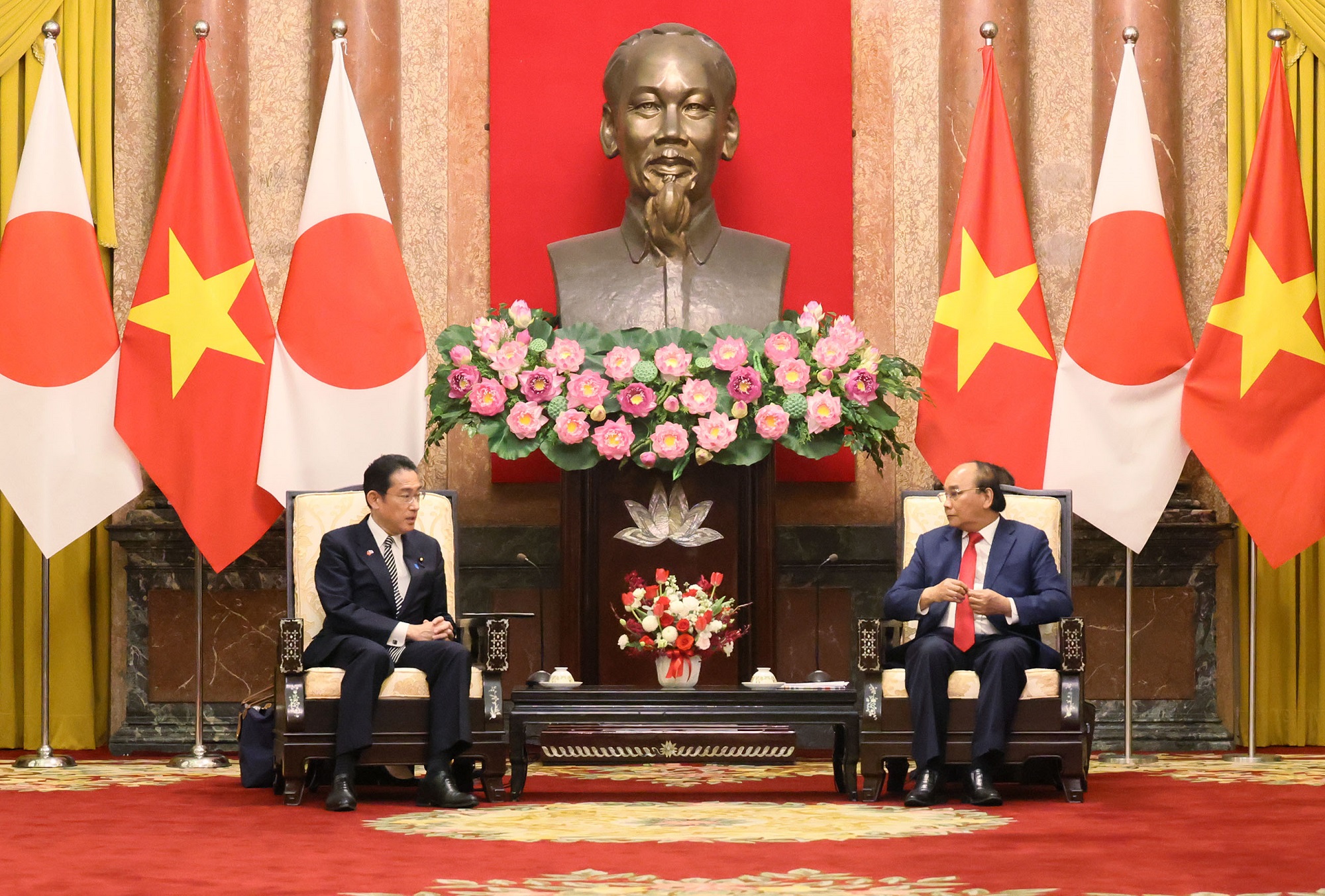 Photograph of a meeting with President Phuc (2)