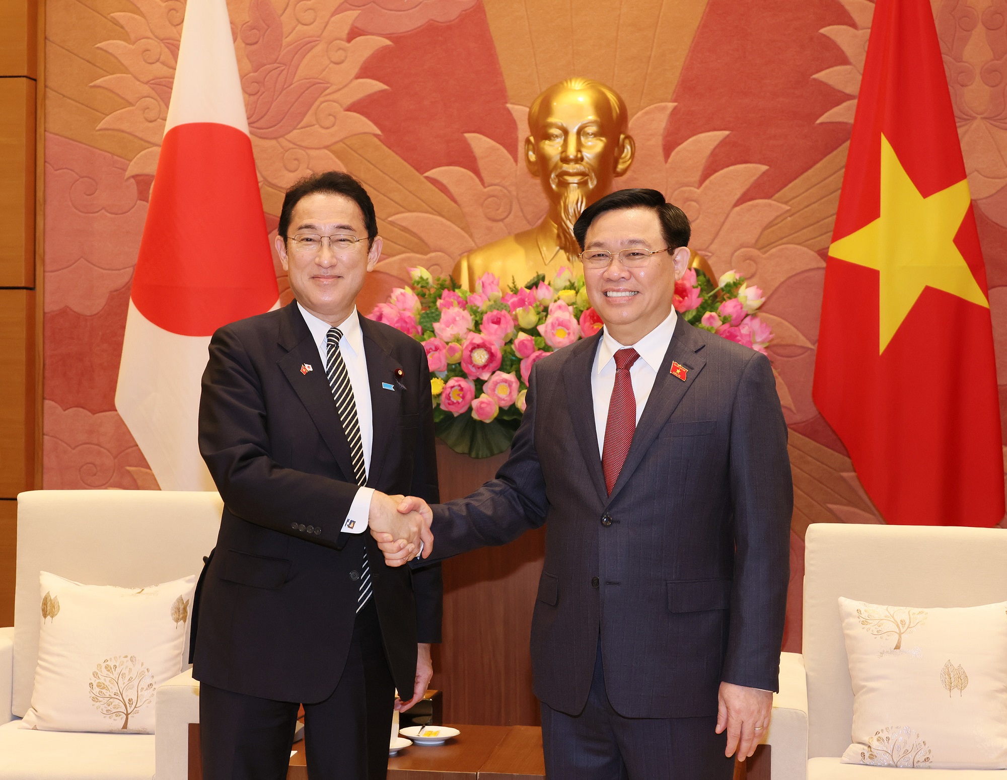 Photograph of a meeting with Chairman Hue (1)