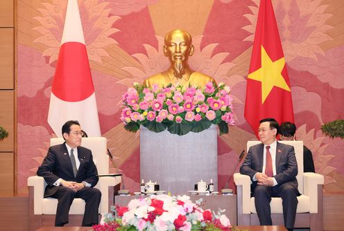 Photograph of a meeting with Chairman Hue (2)