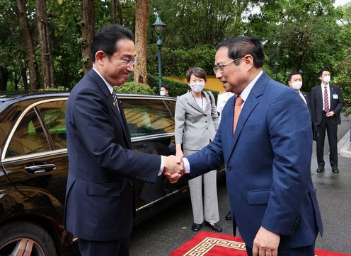 Photograph of the Prime Minister being welcomed by Prime Minister Chinh