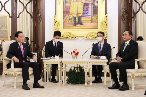 Photograph of the Japan-Thailand Summit Meeting (small group meeting) (1)