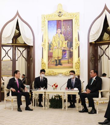 Photograph of the Japan-Thailand Summit Meeting (small group meeting) (3)
