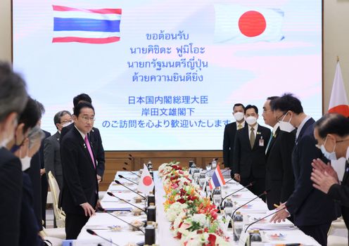 Photograph of the Japan-Thailand Summit Meeting (plenary meeting) (1)