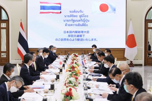 Photograph of the Japan-Thailand Summit Meeting (plenary meeting) (2)