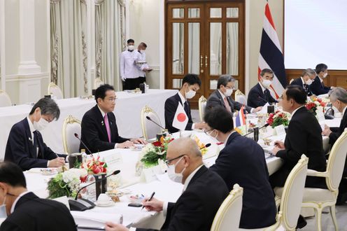 Photograph of the Japan-Thailand Summit Meeting (plenary meeting) (3)