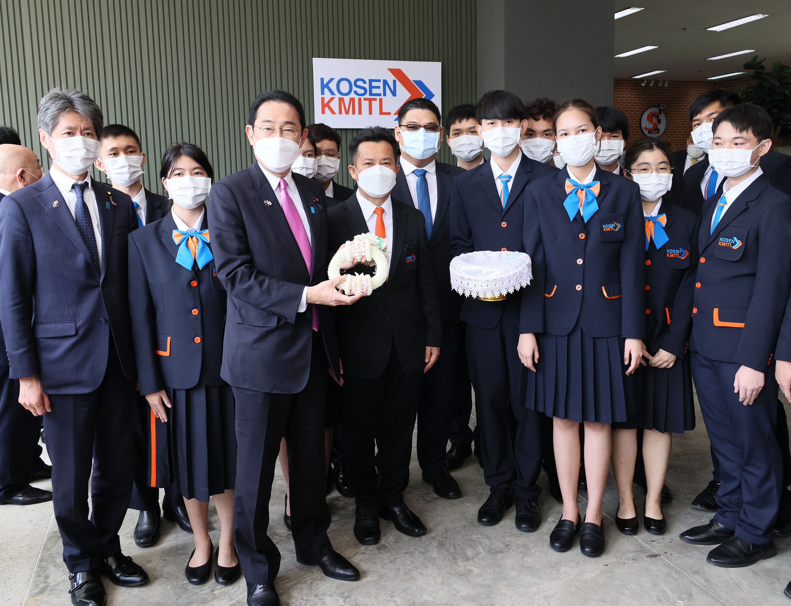 Photograph of the Prime Minister visiting King Mongkut’s University of Technology Thonburi (3)
