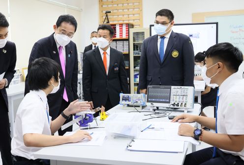 Photograph of the Prime Minister visiting King Mongkut’s University of Technology Thonburi (4)