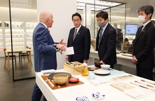 Photograph of the Prime Minister visiting Japan House (1)