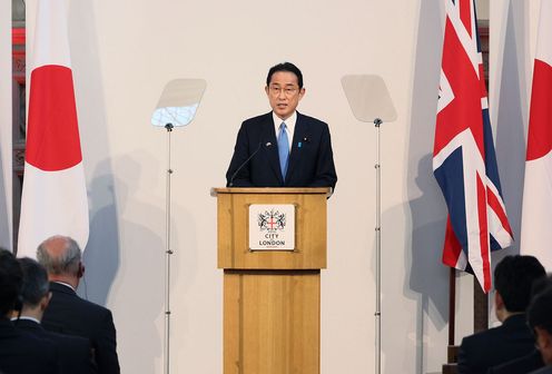 Photograph of the Prime Minister delivering a keynote speech (7)