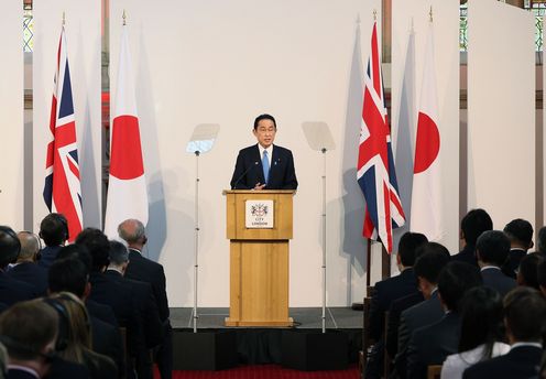 Photograph of the Prime Minister delivering a keynote speech (8)