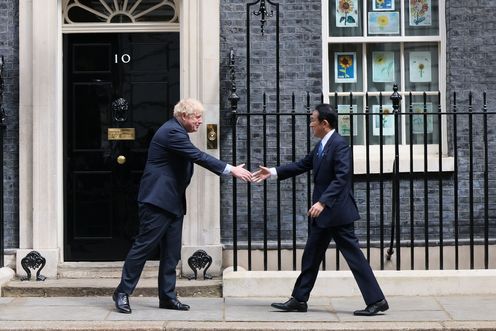 Photograph of the Prime Minister being welcomed by Prime Minister Johnson (2)