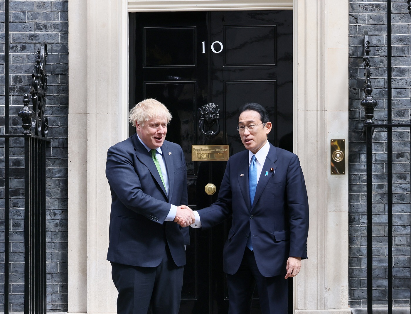 Photograph of the Prime Minister being welcomed by Prime Minister Johnson (1)