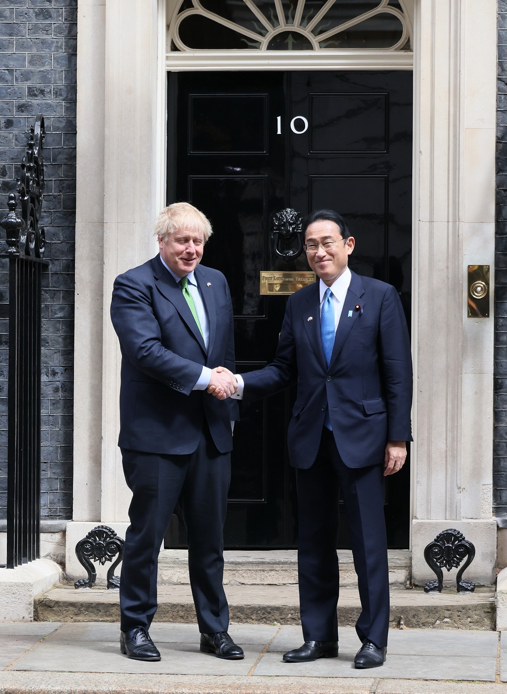 Photograph of the Prime Minister being welcomed by Prime Minister Johnson (3)